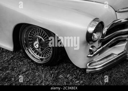 Moscou, Russie - 13 juillet 2019 : GAZ M20 Pobeda. Une vieille voiture rétro est garée sur l'herbe avec des roues classiques américaines. Noir et blanc Banque D'Images