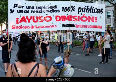 Madrid, Espagne. 20 juin 2020. Manifestation contre la privatisation de la santé publique, appelée par la lutte contre la privatisation de la coordination de la santé (SCS). Des groupes de manifestants affichent des slogans sur la place Charles V - hôpital pour enfants de l'Université Niño Jesus, Madrid, Espagne. Crédit: EnriquePSans/Alay Live News Banque D'Images