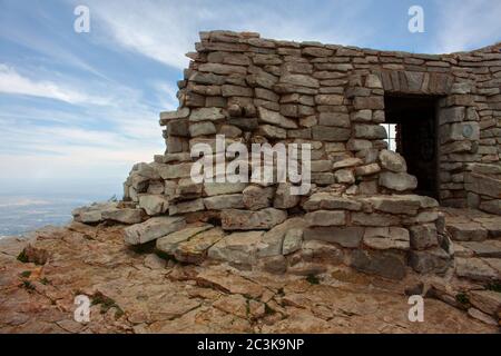 Ruines en pierre de la cabine Kiwanis sur le Sandia Crest dans les montagnes Sandia à l'extérieur d'Albuquerque, Nouveau-Mexique