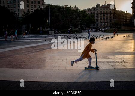 20 juin 2020, Barcelone, Catalogne, Espagne: Un jeune garçon se déplace en scooter sur la place Catalunya de Barcelone au coucher du soleil. Le dimanche 21 juin, l'Espagne entrera dans la 'nouvelle normalité' et, après trois mois, l'état d'alarme viendra à la fin. Credit:Jordi Boixareu/Alay Live News Banque D'Images