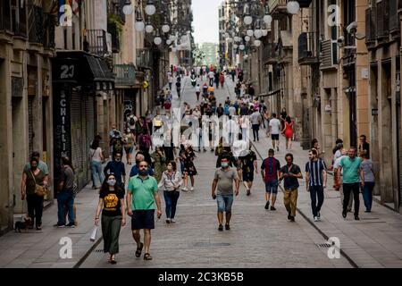20 juin 2020, Barcelone, Catalogne, Espagne: Ce samedi après-midi, les Barcelonans descendent les rues du quartier gothique de la ville. Le dimanche 21 juin, l'Espagne entrera dans la 'nouvelle normalité' et, après trois mois, l'état d'alarme viendra à la fin. Credit:Jordi Boixareu/Alay Live News Banque D'Images