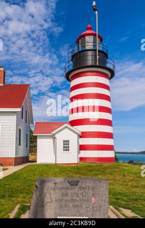 Phare de West Quoddy Head à Lubec, Maine, construit en 1808 (et remplacé en 1831 et de nouveau en 1858) à l'entrée de la baie Passamaquoddy. Banque D'Images