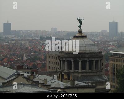 BRUXELLES, BELGIQUE - 28 juillet 2012 : paysage urbain de Bruxelles depuis le haut, ville urbaine par une journée nuageux et brumeuse. Statue d'un ange sur un dôme et skys Banque D'Images