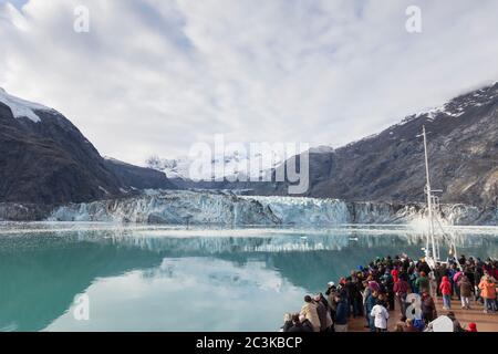 Les visiteurs se sont rassemblés sur le bateau de croisière MS Westerdam pour voir le glacier Johns Hopkins depuis l'entrée Johns Hopkins, dans le parc national de Glacier Bay et P Banque D'Images