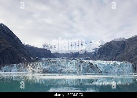 Le glacier Johns Hopkins de Johns Hopkins Inlet, dans le parc national et réserve de Glacier Bay, Hoonah–Angoon, Alaska. Banque D'Images