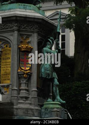 BRUXELLES, BELGIQUE - 28 juillet 2012 : statue d'une sculpture de figure humaine en bronze, sur un piédestal, dans un jardin public ou un parc avec fontaines dans le ci Banque D'Images