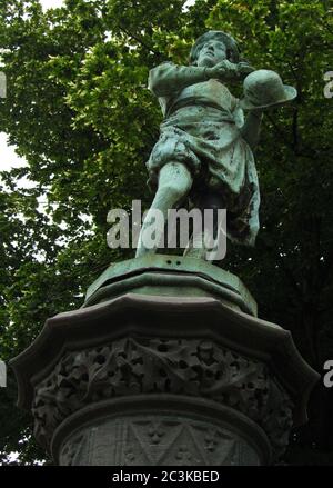 BRUXELLES, BELGIQUE - 28 juillet 2012 : statue d'une sculpture de figure humaine en bronze, sur un piédestal, dans un jardin public ou un parc avec fontaines dans le ci Banque D'Images