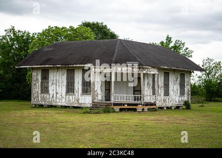 Prise de vue grand format d'une ancienne maison blanche dans le bois Banque D'Images