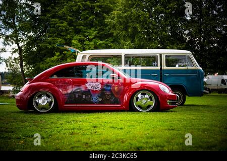Moscou, Russie - 13 juillet 2019 : transporteur et coléoptère Volkswagen T1. Deux voitures rétro restaurées sur le lac. Banque D'Images