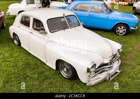 Moscou, Russie - 13 juillet 2019 : GAZ M20 Pobeda. Une vieille voiture rétro est garée sur l'herbe. Banque D'Images