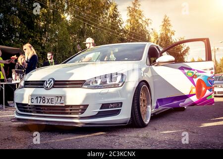 Moscou, Russie: 06 juillet 2019: Blanc brillant abaissé volkswagen golf mk7 dans une réunion de voiture vw. Banque D'Images