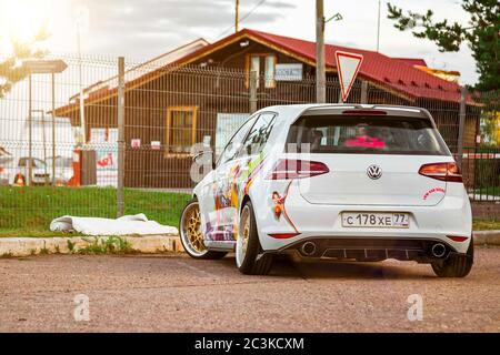 Moscou, Russie: 06 juillet 2019: Moscou, Russie: 06 juillet 2019: Volkswagen Golf mk7 blanc brillant abaissé garé dans la rue par temps ensoleillé. Vue arrière Banque D'Images