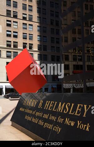 Sculpture rouge par Ivan Chermayeff à Helmsley Plaza (Nine West 57th Street), le sud de Manhattan, New York City, New York, USA Banque D'Images