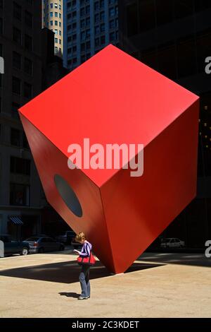 Sculpture rouge par Ivan Chermayeff à Helmsley Plaza (Nine West 57th Street), le sud de Manhattan, New York City, New York, USA Banque D'Images