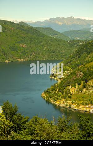 Vue aérienne sur Morcote avec le lac alpin de Lugano et la montagne Banque D'Images