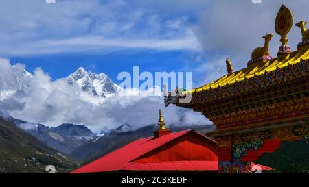 Vue sur le sommet du mont Everest depuis le toit du monastère de Tengboche Banque D'Images