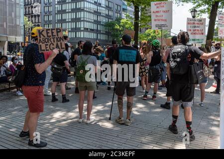 Une coalition de groupes pro-choix et de défense des droits civils proteste contre l'événement « Jesus Matters », organisé par deux groupes de haine anti-avortement, Love Life et Operation America, et sous la direction du ministre d'extrême-droite Flip Benham, Qui a été présenté dans le documentaire 'AKA Jane Roe', dans le triangle Cooper à New York le 20 juin 2020. (Photo de Gabriele Holtermann/Sipa USA) crédit: SIPA USA/Alay Live News Banque D'Images