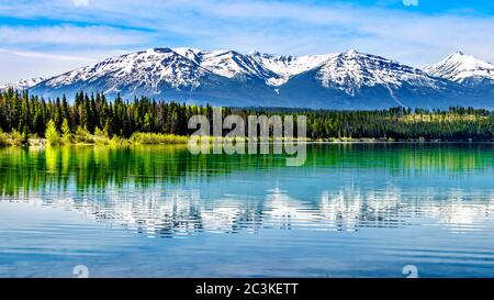 Lac Patricia avec réflexions des sommets enneigés des montagnes Rocheuses dans le parc national Jasper, Alberta, Canada Banque D'Images