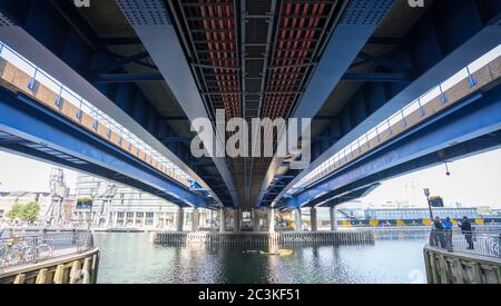 Pont DLR au-dessus des docks Middle vers Heron Quays - LONDRES, ANGLETERRE - 14 SEPTEMBRE 2016 Banque D'Images