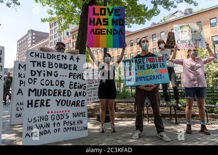 Une coalition de groupes pro-choix et de défense des droits civils proteste contre l'événement « Jesus Matters », organisé par deux groupes de haine anti-avortement, Love Life et Operation America, et sous la direction du ministre d'extrême-droite Flip Benham, Qui a été présenté dans le documentaire 'AKA Jane Roe', dans le triangle Cooper à New York le 20 juin 2020. (Photo de Gabriele Holtermann/Sipa USA) crédit: SIPA USA/Alay Live News Banque D'Images