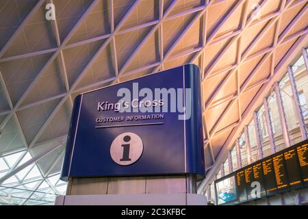 Kings Cross point d'information client - LONDRES, ANGLETERRE - 14 SEPTEMBRE 2016 Banque D'Images