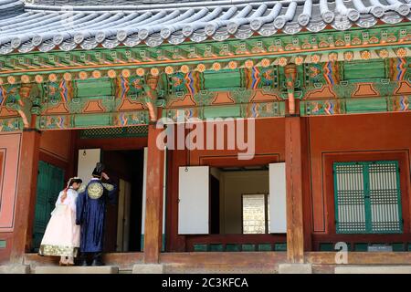 Séoul Corée du Sud - Palais Gyeongbokgung vistors portant des costumes traditionnels Banque D'Images