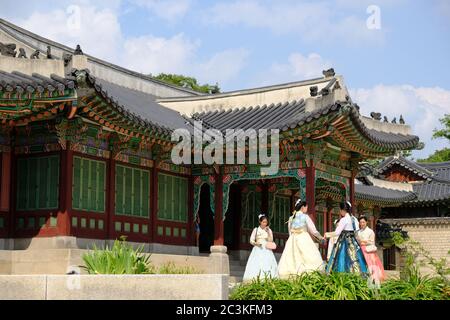 Séoul Corée du Sud - Palais Gyeongbokgung groupe de visteurs portant des costumes traditionnels Banque D'Images