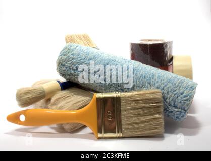 Pinceaux et rouleaux de peinture sur fond blanc Banque D'Images