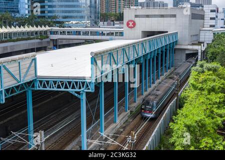 MTR au départ de la station de métro, Kong. Prise de vue moyenne, vue grand angle Banque D'Images