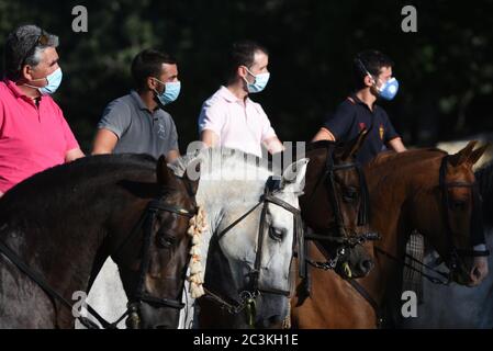 Les hommes ont pris leurs chevaux après l'annulation du Festival de San Juan en raison de la pandémie du coronavirus.ce festival est l'un des plus importants en Espagne et il est célébré chaque année au cours de la dernière semaine de juin, mais cette année, il a été suspendu en raison de la pandémie du coronavirus. Des centaines d'entre eux ont été annulés en Espagne. Parmi les plus importants, San Fermin, Las Fallas, la Tomatina et Feria de Abril. Crédit : SOPA Images Limited/Alamy Live News Banque D'Images