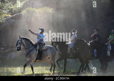 Les hommes ont pris leurs chevaux après l'annulation du Festival de San Juan en raison de la pandémie du coronavirus.ce festival est l'un des plus importants en Espagne et il est célébré chaque année au cours de la dernière semaine de juin, mais cette année, il a été suspendu en raison de la pandémie du coronavirus. Des centaines d'entre eux ont été annulés en Espagne. Parmi les plus importants, San Fermin, Las Fallas, la Tomatina et Feria de Abril. Crédit : SOPA Images Limited/Alamy Live News Banque D'Images