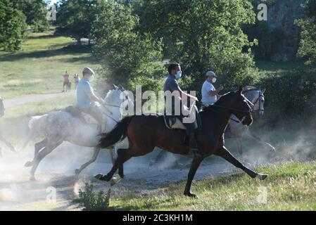 Les hommes ont pris leurs chevaux après l'annulation du Festival de San Juan en raison de la pandémie du coronavirus.ce festival est l'un des plus importants en Espagne et il est célébré chaque année au cours de la dernière semaine de juin, mais cette année, il a été suspendu en raison de la pandémie du coronavirus. Des centaines d'entre eux ont été annulés en Espagne. Parmi les plus importants, San Fermin, Las Fallas, la Tomatina et Feria de Abril. Crédit : SOPA Images Limited/Alamy Live News Banque D'Images