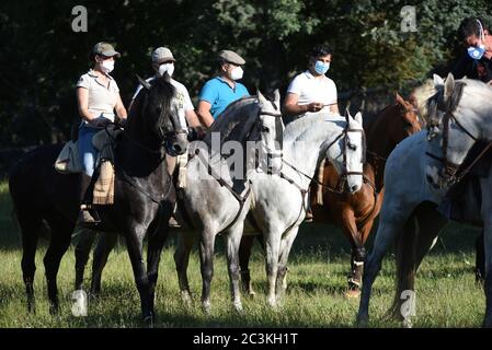 Les hommes ont pris leurs chevaux après l'annulation du Festival de San Juan en raison de la pandémie du coronavirus.ce festival est l'un des plus importants en Espagne et il est célébré chaque année au cours de la dernière semaine de juin, mais cette année, il a été suspendu en raison de la pandémie du coronavirus. Des centaines d'entre eux ont été annulés en Espagne. Parmi les plus importants, San Fermin, Las Fallas, la Tomatina et Feria de Abril. Crédit : SOPA Images Limited/Alamy Live News Banque D'Images