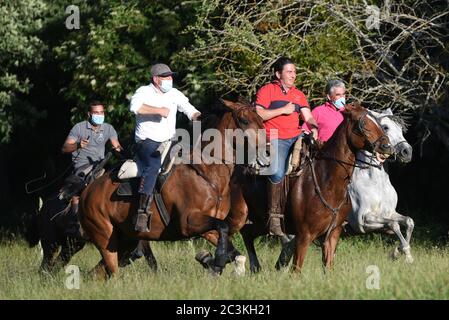 Les hommes ont pris leurs chevaux après l'annulation du Festival de San Juan en raison de la pandémie du coronavirus.ce festival est l'un des plus importants en Espagne et il est célébré chaque année au cours de la dernière semaine de juin, mais cette année, il a été suspendu en raison de la pandémie du coronavirus. Des centaines d'entre eux ont été annulés en Espagne. Parmi les plus importants, San Fermin, Las Fallas, la Tomatina et Feria de Abril. Crédit : SOPA Images Limited/Alamy Live News Banque D'Images