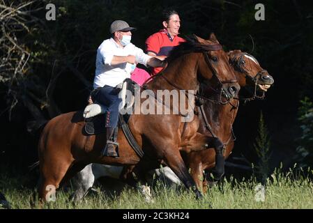 Les hommes ont pris leurs chevaux après l'annulation du Festival de San Juan en raison de la pandémie du coronavirus.ce festival est l'un des plus importants en Espagne et il est célébré chaque année au cours de la dernière semaine de juin, mais cette année, il a été suspendu en raison de la pandémie du coronavirus. Des centaines d'entre eux ont été annulés en Espagne. Parmi les plus importants, San Fermin, Las Fallas, la Tomatina et Feria de Abril. Crédit : SOPA Images Limited/Alamy Live News Banque D'Images