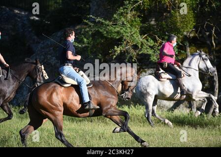 Les hommes ont pris leurs chevaux après l'annulation du Festival de San Juan en raison de la pandémie du coronavirus.ce festival est l'un des plus importants en Espagne et il est célébré chaque année au cours de la dernière semaine de juin, mais cette année, il a été suspendu en raison de la pandémie du coronavirus. Des centaines d'entre eux ont été annulés en Espagne. Parmi les plus importants, San Fermin, Las Fallas, la Tomatina et Feria de Abril. Crédit : SOPA Images Limited/Alamy Live News Banque D'Images