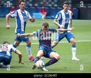 Barcelone, Espagne. 20 juin 2020. Borja Mayoral de Levante (avant) tire et marque des points lors d'un match de football de la ligue espagnole entre le RCD Espanyol et Levante à Barcelone, Espagne, le 20 juin 2020. Crédit : Joan Gosa/Xinhua/Alay Live News Banque D'Images