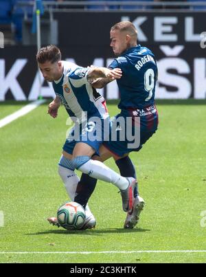 Barcelone, Espagne. 20 juin 2020. Adrian Embarba (L) du RCD Espanyol rivalise avec Roger Marti de Levante lors d'un match de football de la ligue espagnole entre le RCD Espanyol et Levante à Barcelone, Espagne, le 20 juin 2020. Crédit : Joan Gosa/Xinhua/Alay Live News Banque D'Images