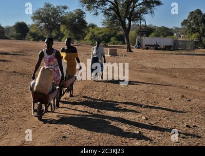 Le village rural de Muyexe a été identifié comme bénéficiaire d'un projet de développement présidentiel en 2009, mais les progrès ont été lents Banque D'Images