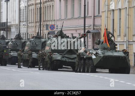 Saint-Pétersbourg, Russie. 22 mai 2020. Des véhicules blindés russes sont vus pendant la répétition du défilé du jour de la victoire sur la place Dvortsovaya devant le musée de l'État de l'Hermitage. Le défilé militaire marquant le 75e anniversaire de la victoire sur l'Allemagne nazie de la Seconde Guerre mondiale qui se tiendra dans plusieurs villes de Russie Le 24 juin 2020. Le défilé de troupes dans le cadre de la parade du jour de la victoire le 09 mai a été annulé en raison de la pandémie de Covid-19. Crédit: Sergei Mikhaïlichenko/SOPA Images/ZUMA Wire/Alay Live News Banque D'Images