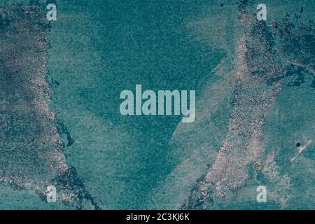 Gros plan sur fond vert foncé d'un fragment de un mur en béton Banque D'Images