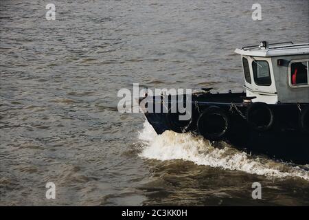 Bateau avec des bouées de sauvetage naviguant dans la mer Banque D'Images