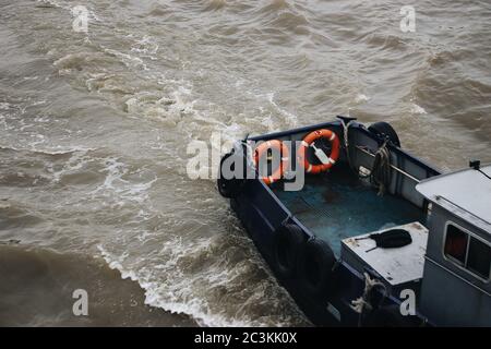 Bateau avec des bouées de sauvetage naviguant dans la mer Banque D'Images