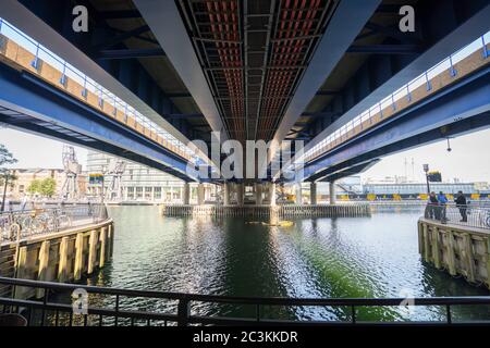 Pont DLR au-dessus des docks Middle vers Heron Quays - LONDRES, ANGLETERRE - 14 SEPTEMBRE 2016 Banque D'Images