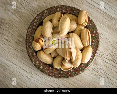 Gros plan de Akbari iranien Pistachio (Super long). Akbari appartient au type long de pistaches iraniennes et a la plus haute valeur économique parmi quatre Banque D'Images