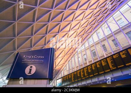 Kings Cross point d'information client - LONDRES, ANGLETERRE - 14 SEPTEMBRE 2016 Banque D'Images