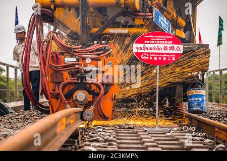 (200621) -- BEIJING, le 21 juin 2020 (Xinhua) -- UN travailleur du China Railway No. 2 Engineering Group (CREC-2) sourie les premiers rails sans soudure pour le chemin de fer Chine-Laos dans la banlieue nord de Vientiane, au Laos, le 18 juin 2020. Le CREC-2 a soudé jeudi matin les premiers rails sans soudure pour le chemin de fer Chine-Laos dans la banlieue nord de Vientiane, capitale du Laos. Le rail sans soudure, également appelé rail soudé en continu (CWR) qui élimine les joints de rail, peut améliorer la durée des rails en acier, réduire les coûts d'entretien des locomotives et des rails, améliorer la stabilité et la vitesse de t Banque D'Images