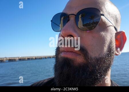 Gros plan sur un homme à barbe chauve Banque D'Images