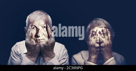 Portrait d'un homme et d'une femme âgés, visage fermé par les mains sur fond noir. Collage. Concept d'horreur. Concepts Covid-19 ou coronavirus Banque D'Images