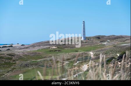 Le phare de Cape Wickham donne sur les liens dorés. King Island, Australie. Banque D'Images